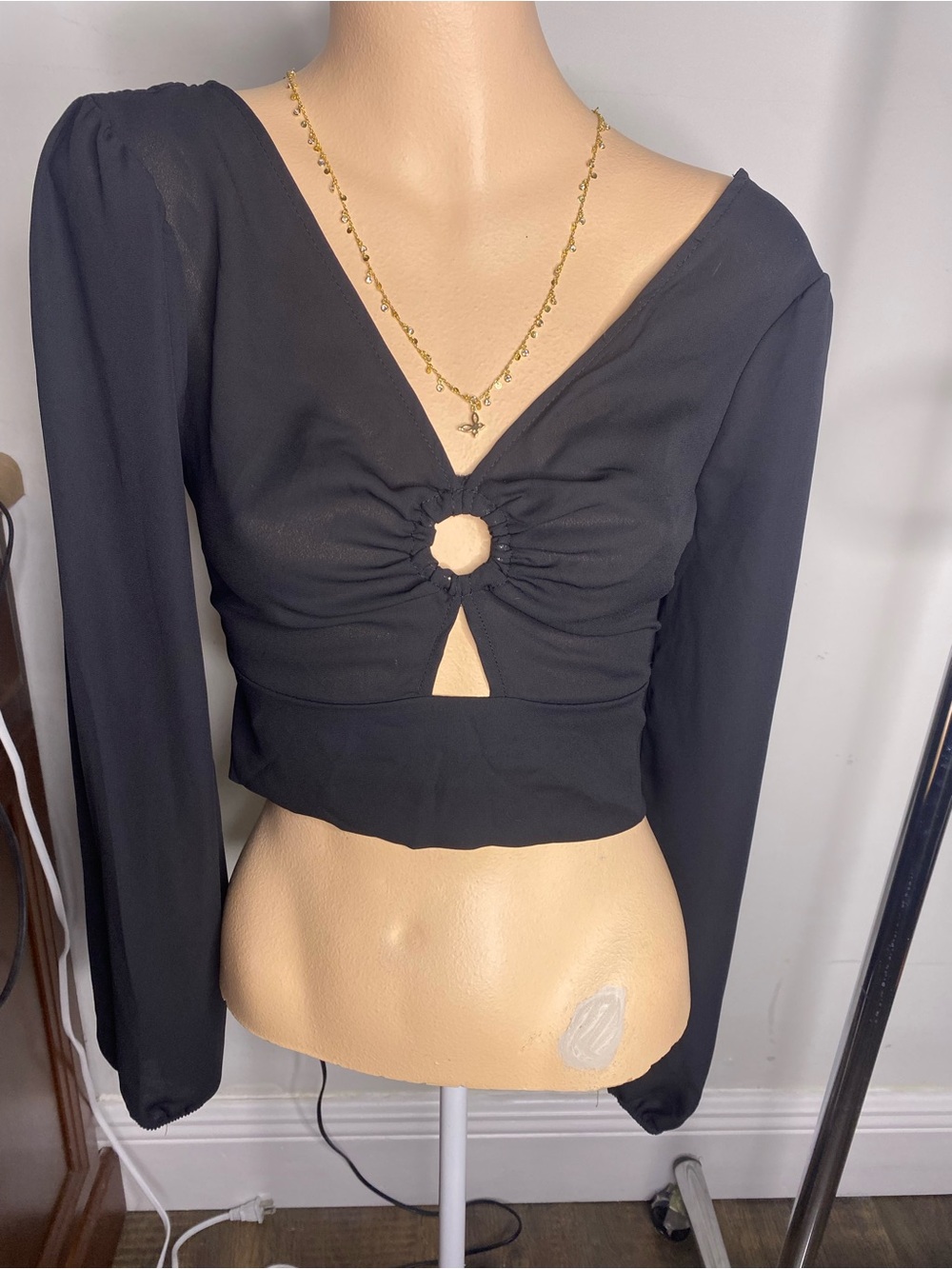 Black Long-Sleeve Cutout Ring-Front Crop Top